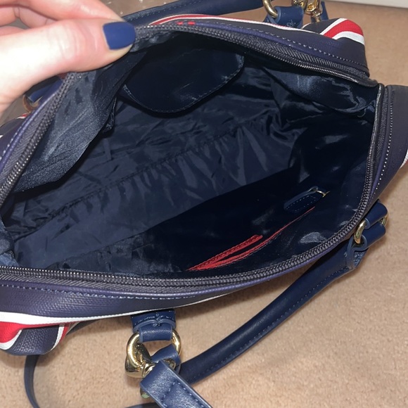 Very new worn once, I’m selling it because it doesn’t fit my laptop. - Picture 4 of 7